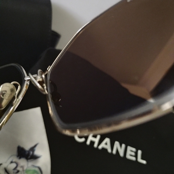 CHANEL SUNGLASSES WITH PEARL ATTACHMENT - Picture 14 of 16